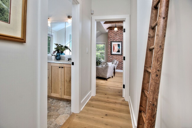 Building Photo - 55 Kings Hwy N