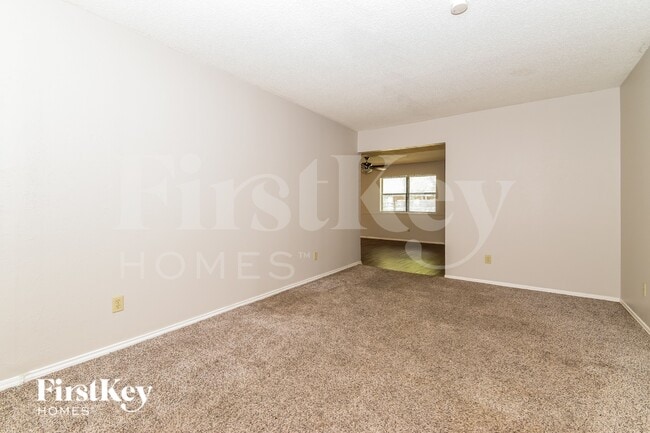 Building Photo - 14912 Oakwood Ln