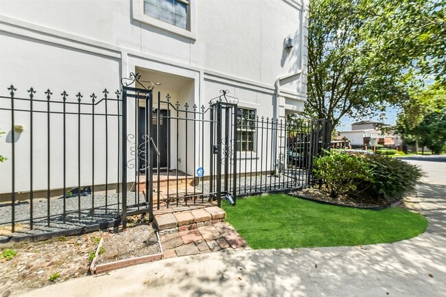 Building Photo - 1529 Rosewood St