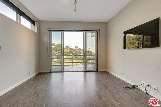 Building Photo - 3850 Rambla Orienta