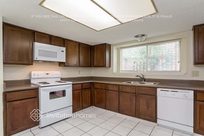 Building Photo - 6946 Maple Fox Dr