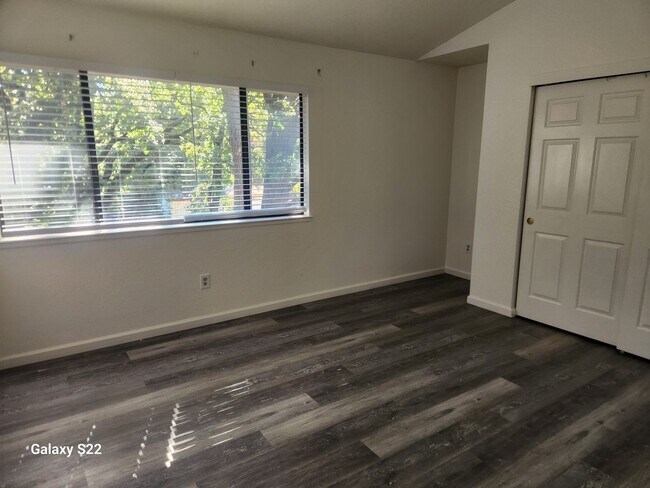 Building Photo - Beautiful two story condo in a well maintained complex, and close to everything!!