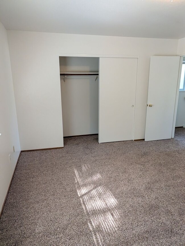 Building Photo - Great Townhouse in Anderson