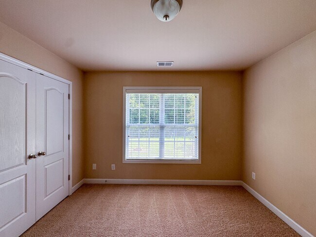 Building Photo - Beautifully Maintained 3 Bed 2.5 Bath West Gate Home