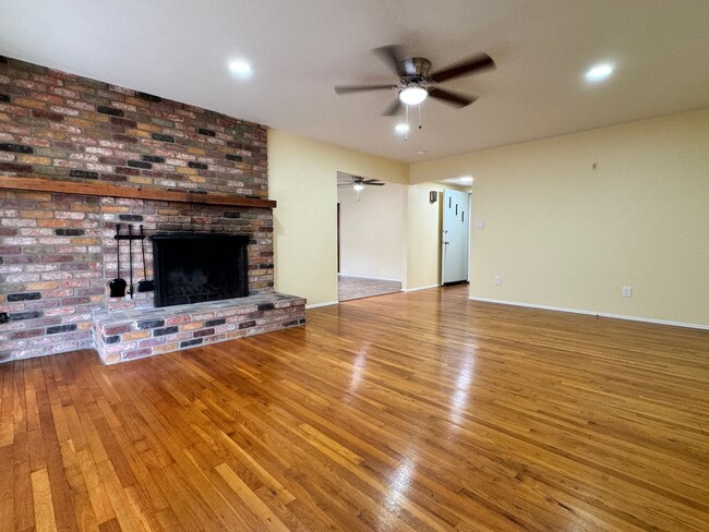 Building Photo - Cozy 3-Bedroom, 2-Bath home in tree-lined ...