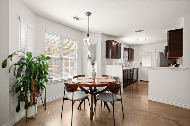 Building Photo - 7000 Villita Avenida