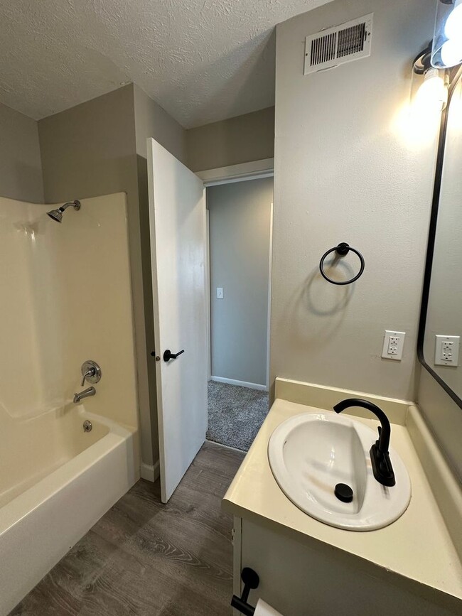 Building Photo - Downtown 3 bed 2 bath townhome *PRICE DROP*