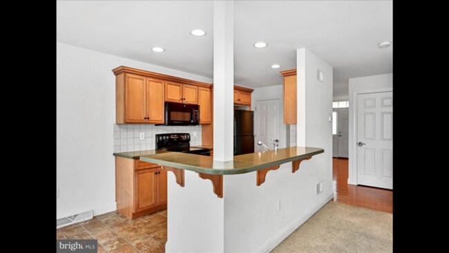 Building Photo - $1,900 townhome for rent Swatara township ...