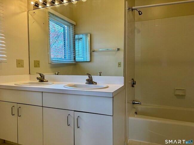 Building Photo - 112 Montoya Dr