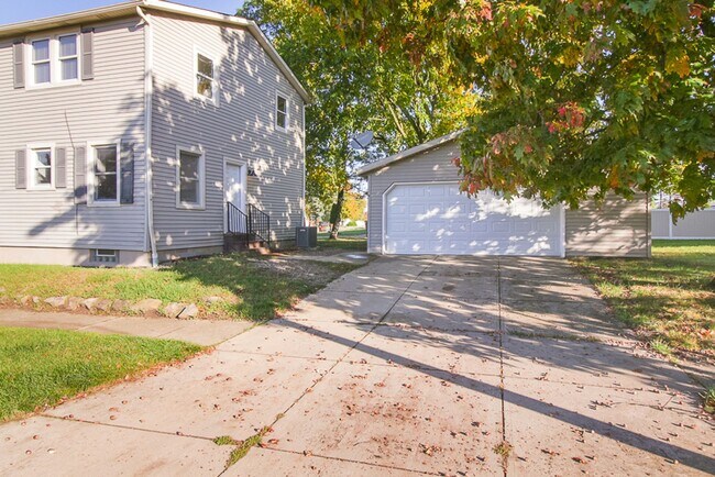 Building Photo - 3 bedroom 3 bathroom Single Family Home
