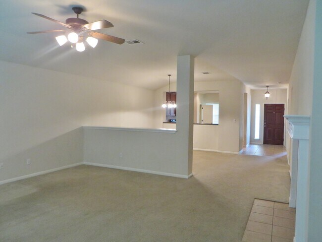 Building Photo - 3 Bedroom 2 Bathroom Villages of Berry Cre...