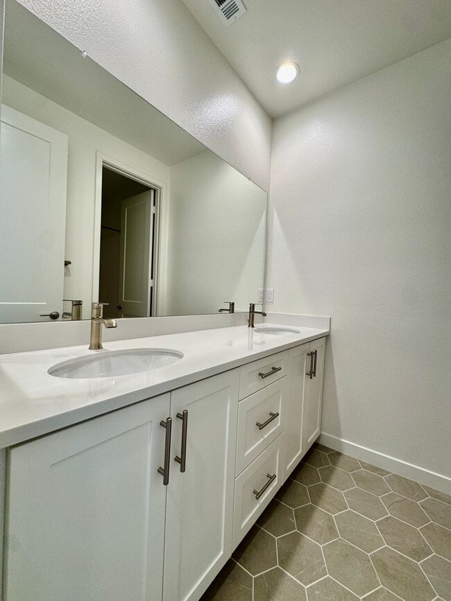 Building Photo - BRAND NEW 4 BED, 3.5 BATHS, 2070 SQ FT TOWNHOME BY KH HOMES