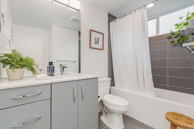 Building Photo - 1002 Boylston Ave E