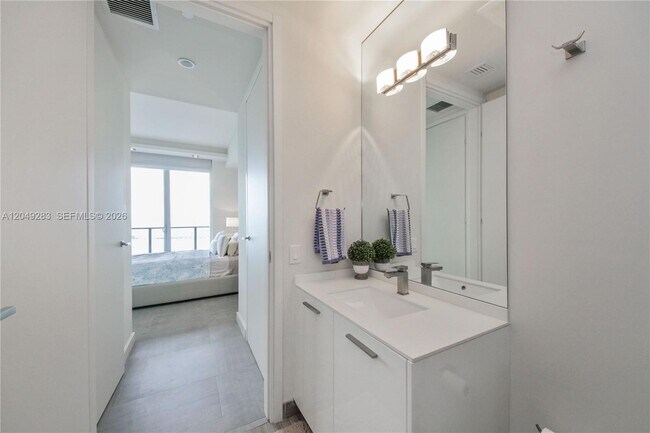 Building Photo - 1300 Brickell Bay Dr