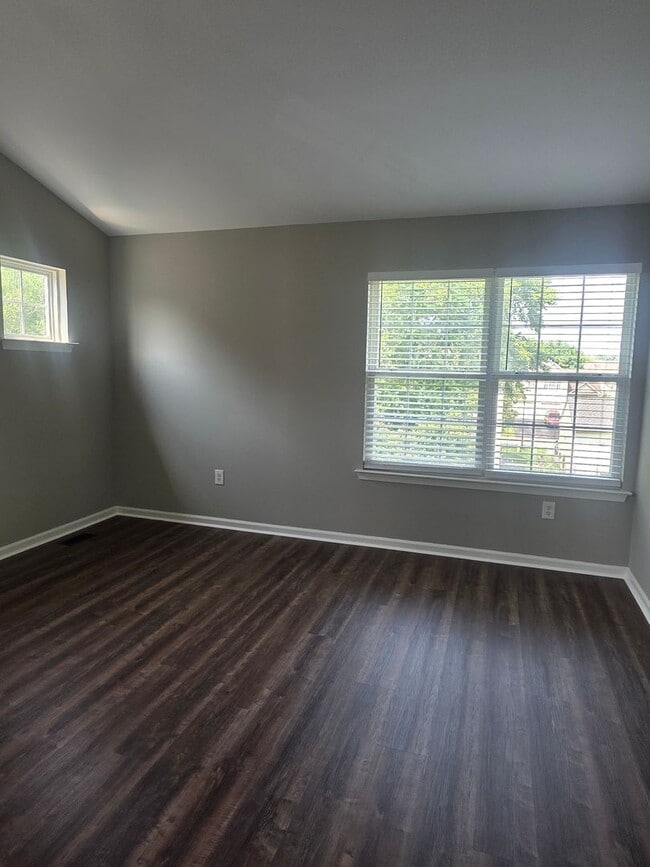 Building Photo - End Unit Townhouse in Brennan Estates- 2 B...