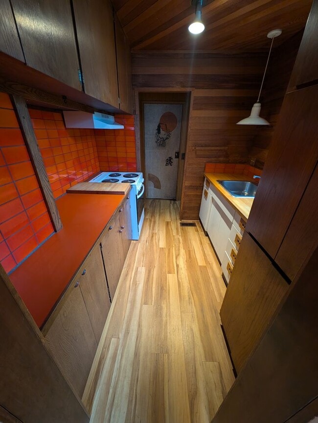 Building Photo - Rent Your Own Oasis! Available Now!