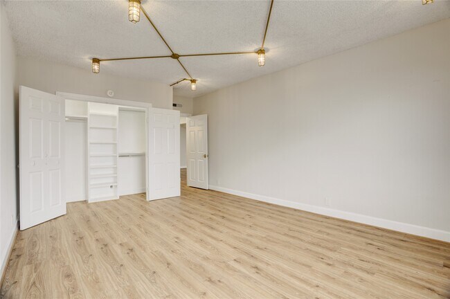 Building Photo - 1400 Hermann Dr