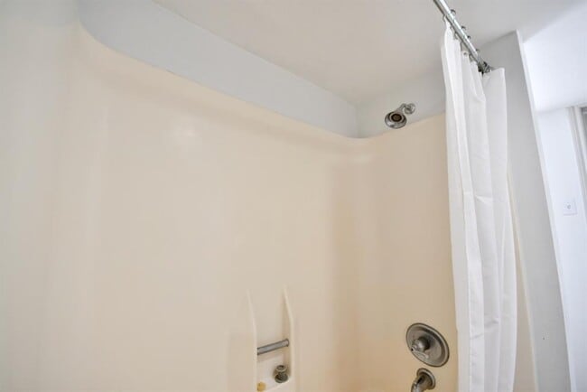 Building Photo - 4404 Basswood Ln