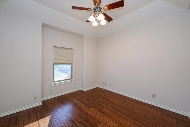 Building Photo - 707 St James Dr