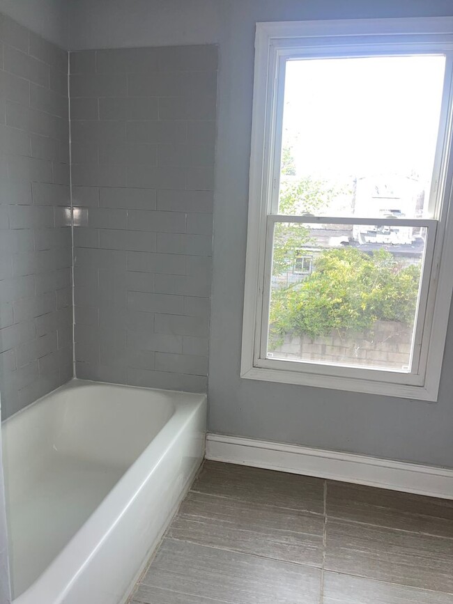 Building Photo - Newly renovated 2 bedroom unit available f...