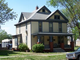 Building Photo - 833 Topeka