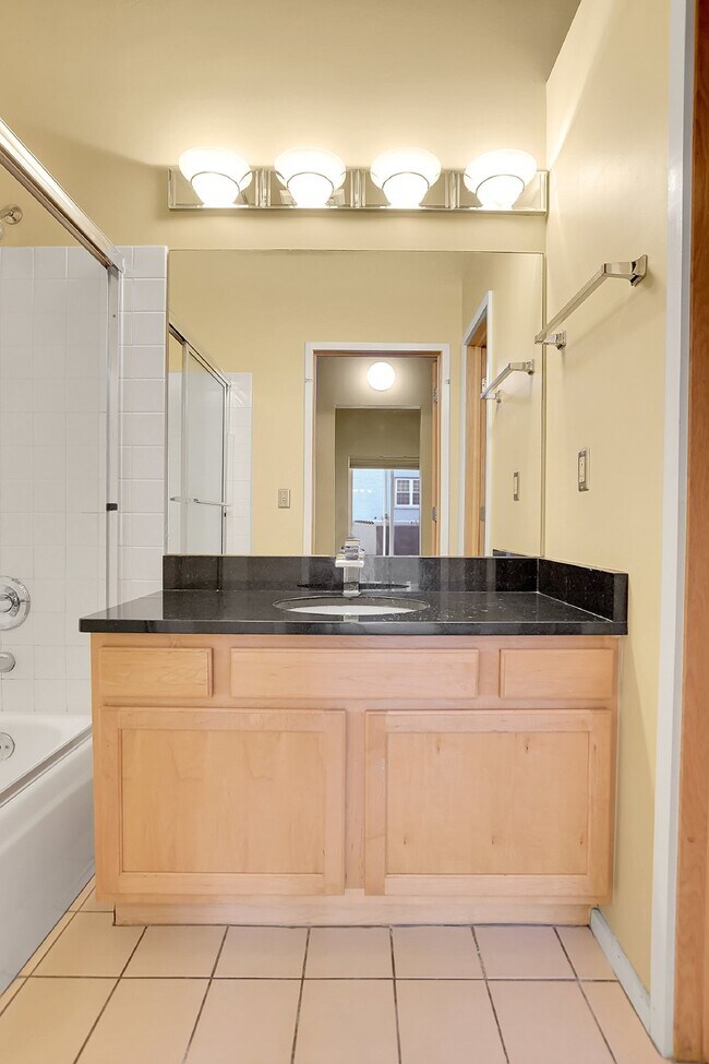 Building Photo - $2,350 - Urban 2 bed 2 bath Condo in Golde...