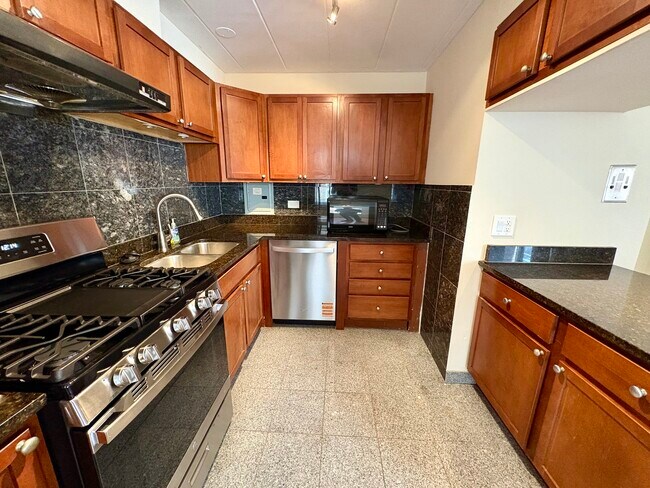 Building Photo - 2115 W Farwell Ave