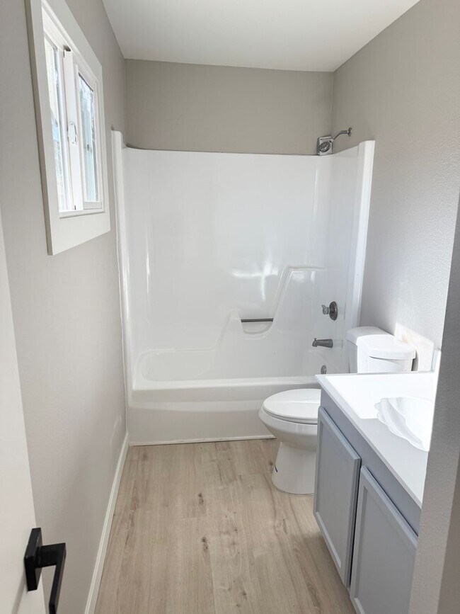 Building Photo - Newly Renovated 3 bedroom 2 bathroom House In Tempe. Private Pool With Pool Service Included