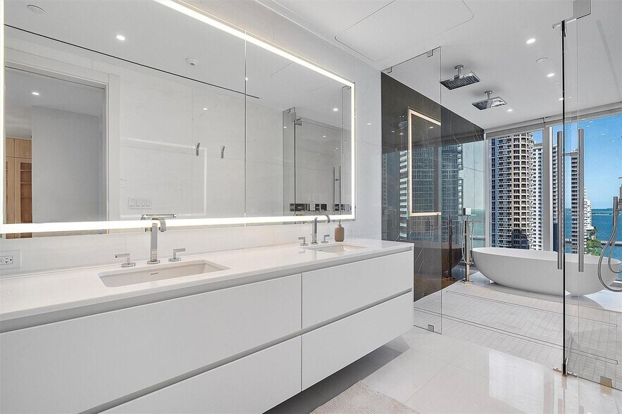 Building Photo - 300 Biscayne Boulevard Way