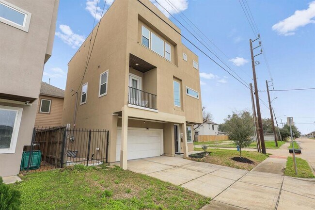 Building Photo - 6415 Bowling Green St