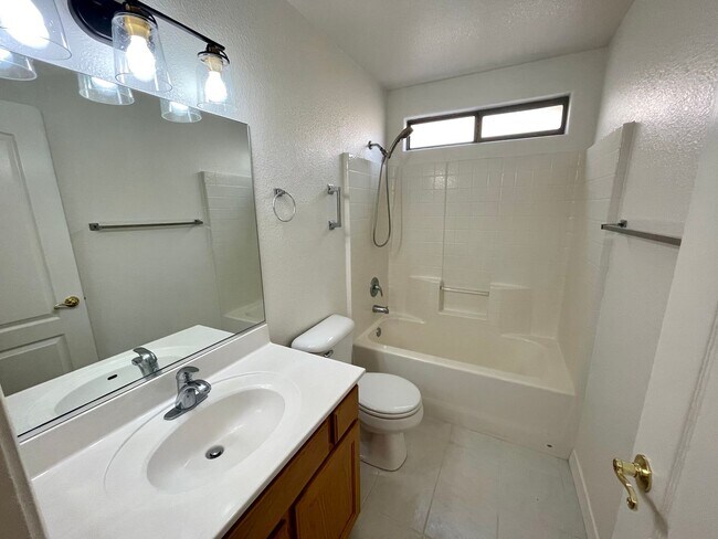 Building Photo - Nice 3 Bedroom 2 Bath Home in Chaparral Mesa!