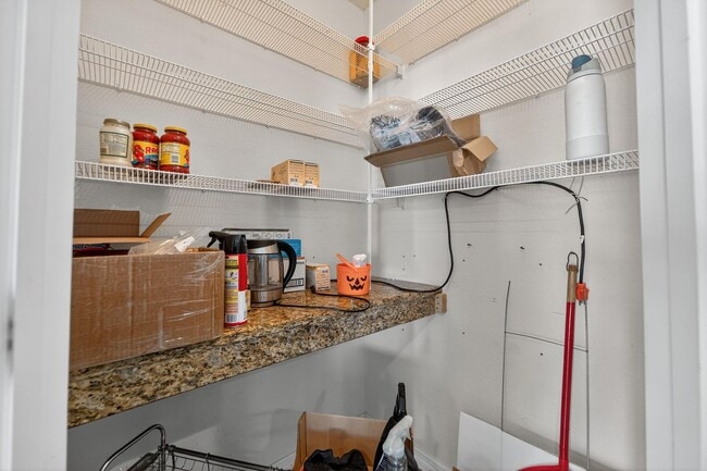 Building Photo - Stunning 5 bed/ 2 bath