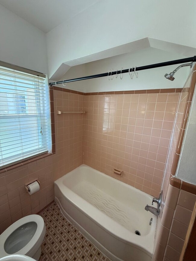 Building Photo - Move-In Ready 2-bedroom, 2-bathroom Home n...