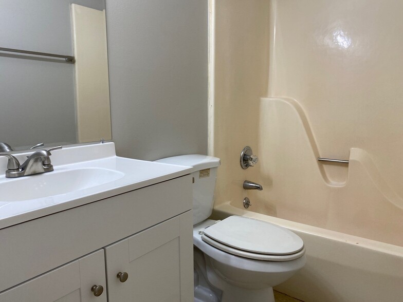 Building Photo - 27 Breezewood Cv
