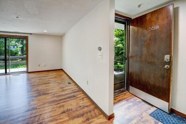 Building Photo - 559 Great Elm Way