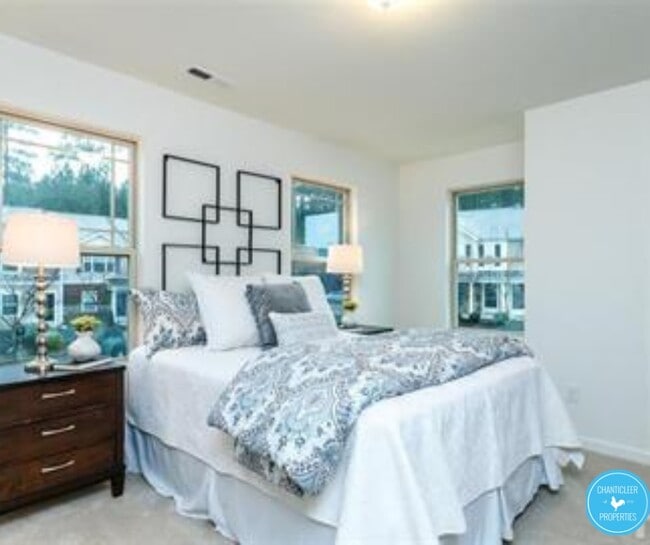 Building Photo - 25 Belhaven Dr