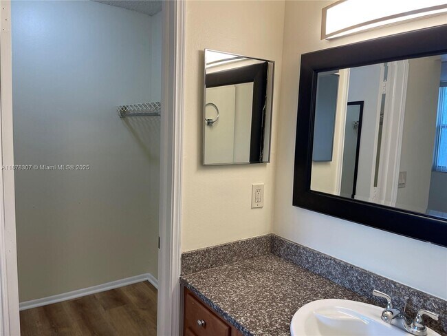 Building Photo - 9461 Evergreen Pl