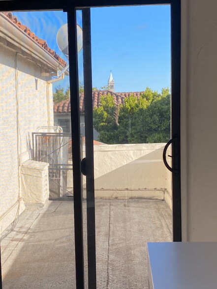 Building Photo - 1700 Le Roy Ave