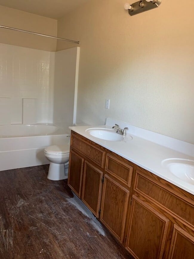 Building Photo - 1319 Calle de Bronce