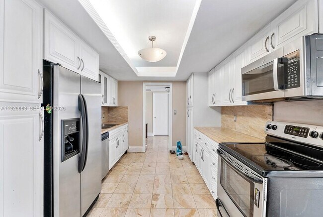 Building Photo - 2 Grove Isle Dr