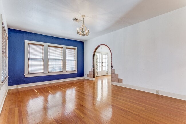Building Photo - 2-BEDROOM UPSTAIRS DUPLEX OVERLOOKING SAN ...