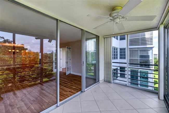 Building Photo - 4015 W Palm Aire Dr