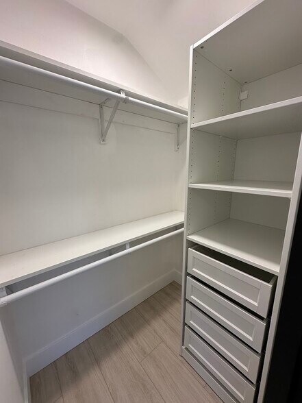 Building Photo - 10136 Hollow Glen Cir