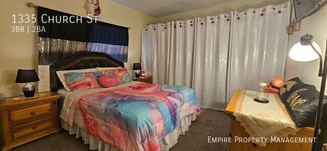 Building Photo - 3 Bedroom/1.5 Bathroom Town House in Fount...