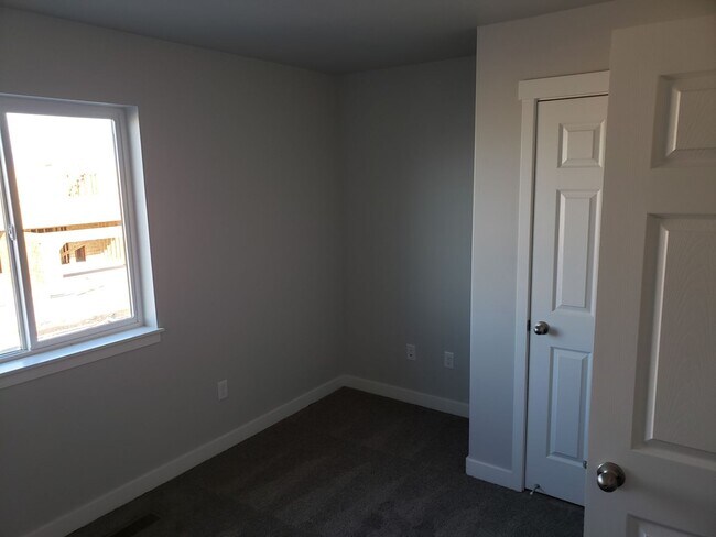 Building Photo - 4 Bed 2.5 Bath in Springville!!