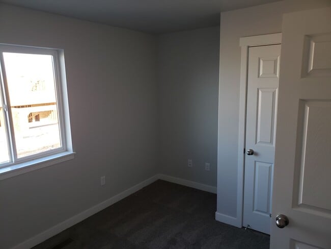 Building Photo - Spacious Springville Townhome