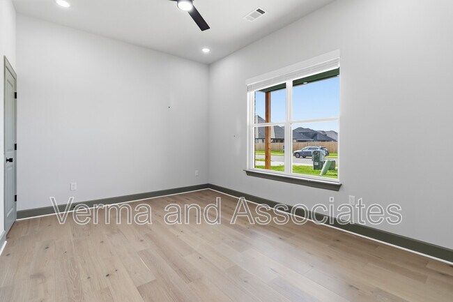Building Photo - 980 Trestle Ln