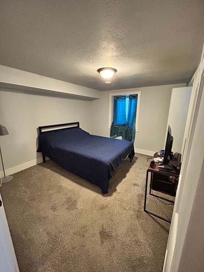 Building Photo - 3 bed 1 bath Home off Custer Ave