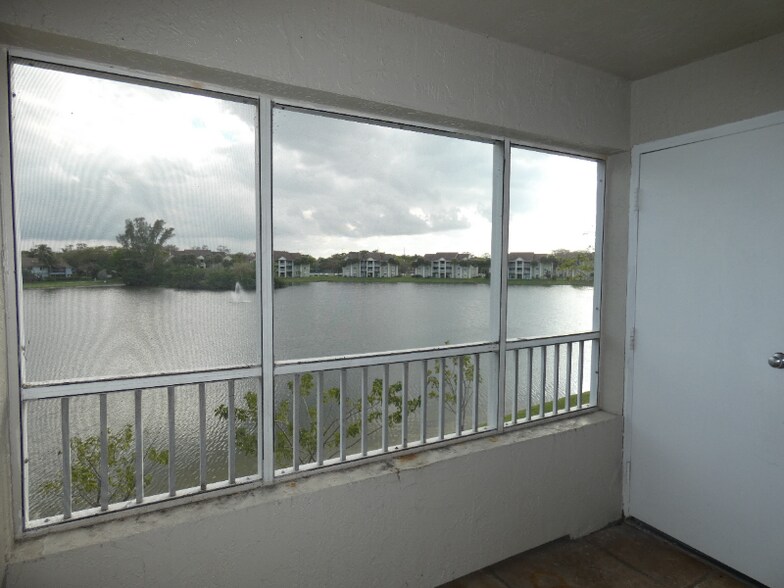 Building Photo - 2850 N Oakland Forest Dr