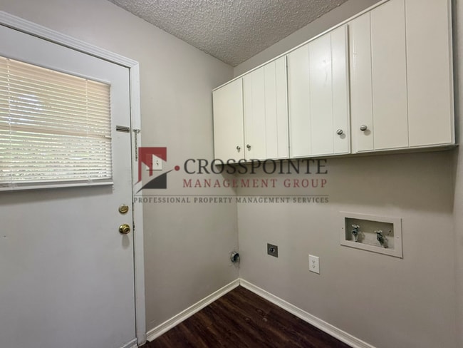 Building Photo - Almost Ready! 2 Bedroom, 1 Bathroom Duplex!